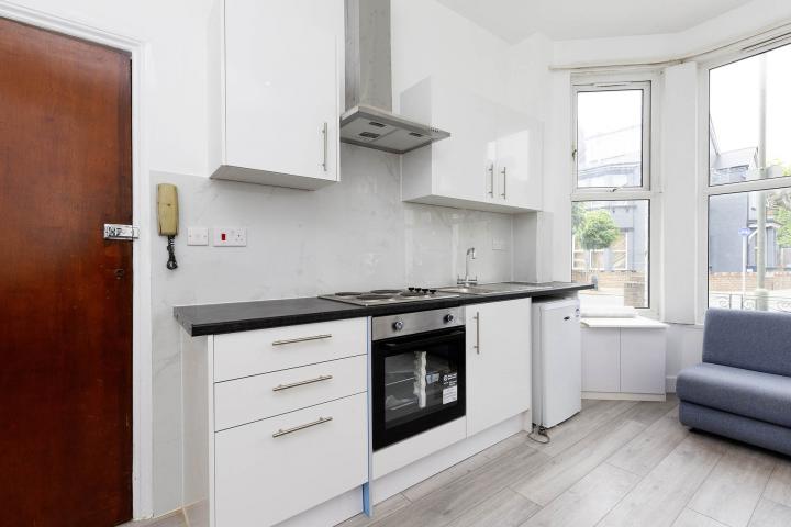 **Inclusive of Council tax, Gas+ Water** Ash Grove , Cricklewood (Inclusive of Council tax, Gas+ Water)